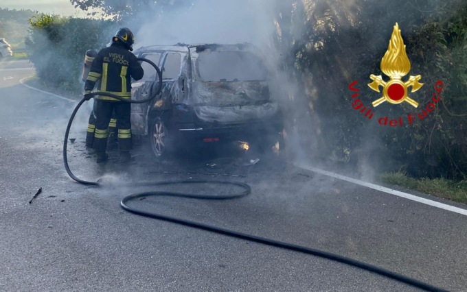 Erba: l'auto prende fuoco