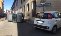 Scontro tra auto a Cabiate: una finisce contro il muro, l'altra si ribalta