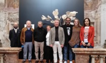 Successo per la mostra "100 ritratti" di Gumiero: visita della firma d'eccezione di Maurizio Porro