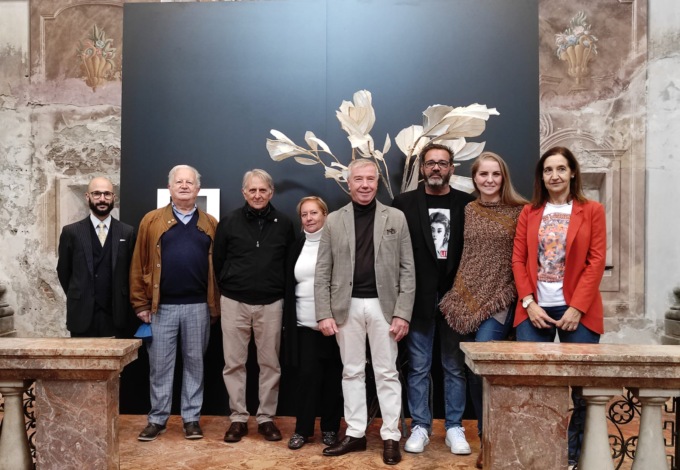 Successo per la mostra “100 ritratti” di Gumiero: visita della firma d’eccezione di Maurizio Porro