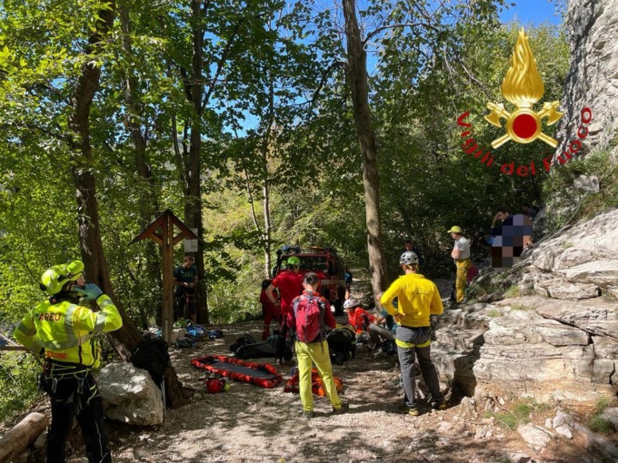 Cade da una parete attrezzata per l’arrampicata