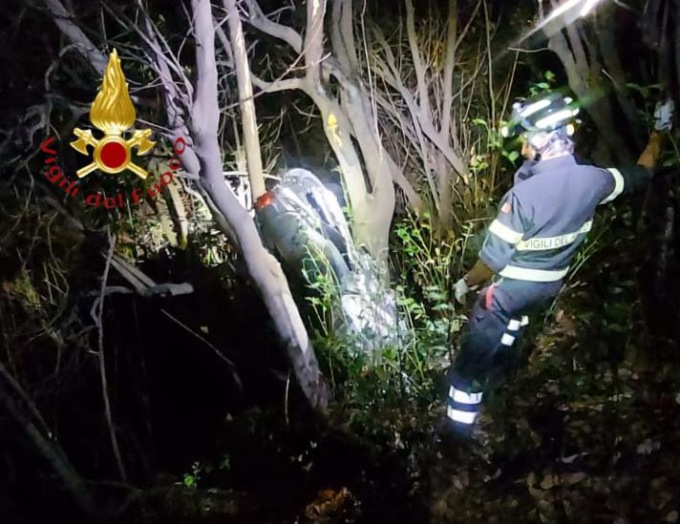 Scontro tra auto e moto a Faggeto Lario: tre feriti e moto in un dirupo di 30 metri