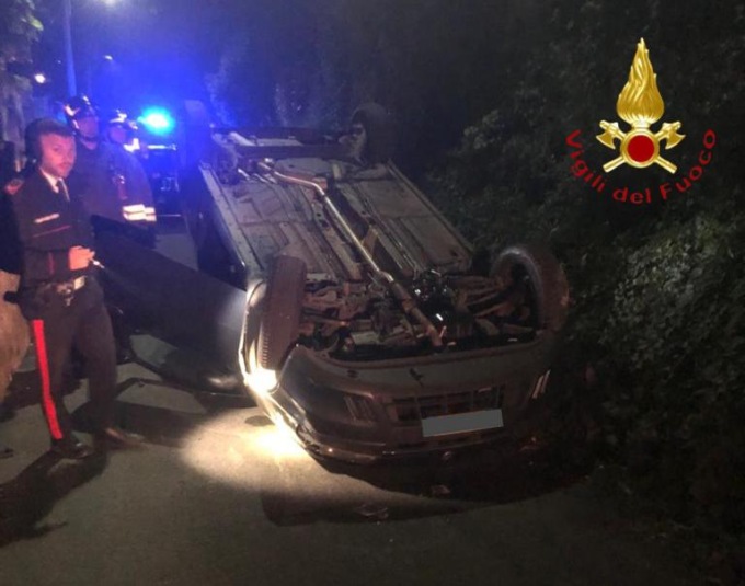 Si ribalta con l’auto a Inverigo: illeso il conducente SIRENE DI NOTTE