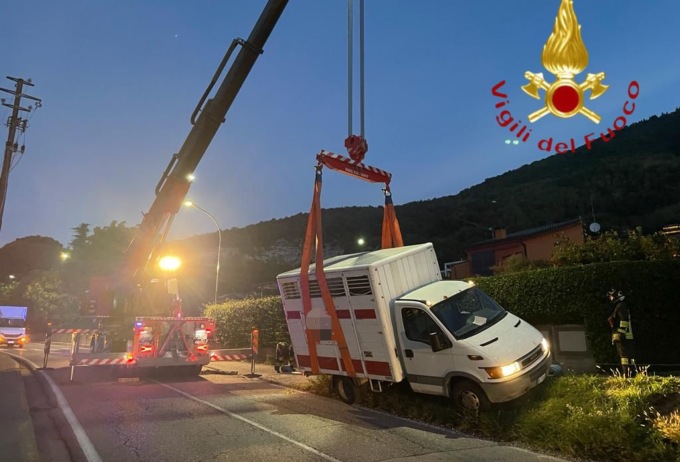 Pusiano, finisce in bilico sulla cunetta: intervengono i Vigili del fuoco