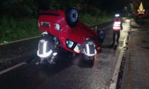 Si ribalta con l'auto a Montano Lucino: ferita una 23enne