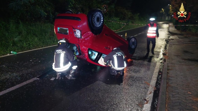 Si ribalta con l’auto a Montano Lucino: ferita una 23enne