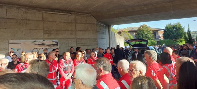 Più di mille persone per l’ultimo saluto a Fabio Livio, il sub morto al Moregallo