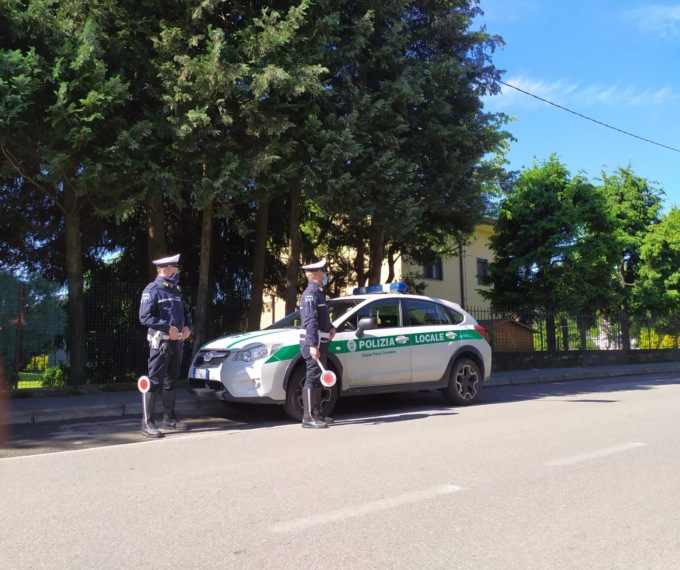 Il motorino è rubato, inseguiti dalla Polizia locale scappano nel bosco