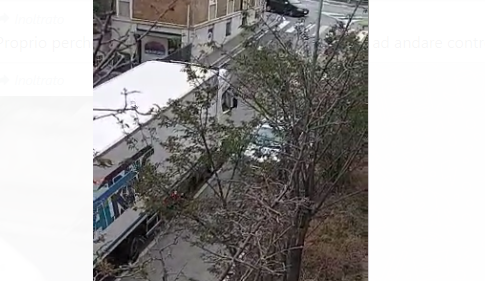 Corsia occupata da auto in sosta, camion contromano. I residenti del Dadone: “Ogni volta rischiamo la vita”