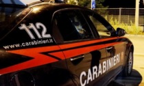 A fuoco le auto di madre e figlio a Carugo: l'indagine dei Carabinieri