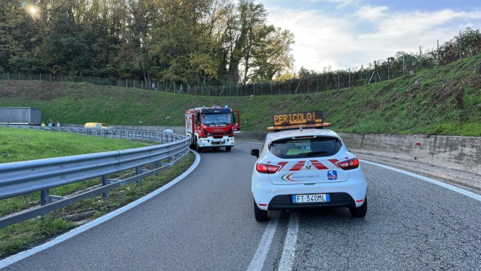 Soda caustica in autostrada: intervengono i Vigili del Fuoco