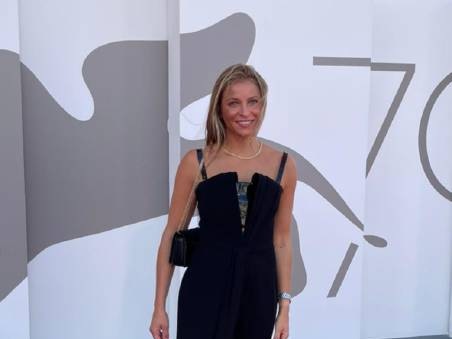 Una canturina sul red carpet: l’attrice La Gala ospite a Venezia