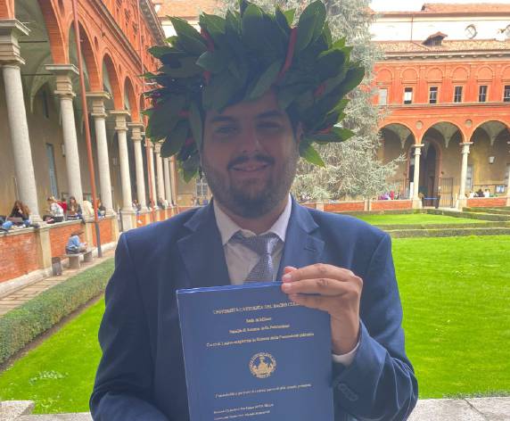 Insegnante scrive tesi di laurea sui pericoli dei social tra i bambini