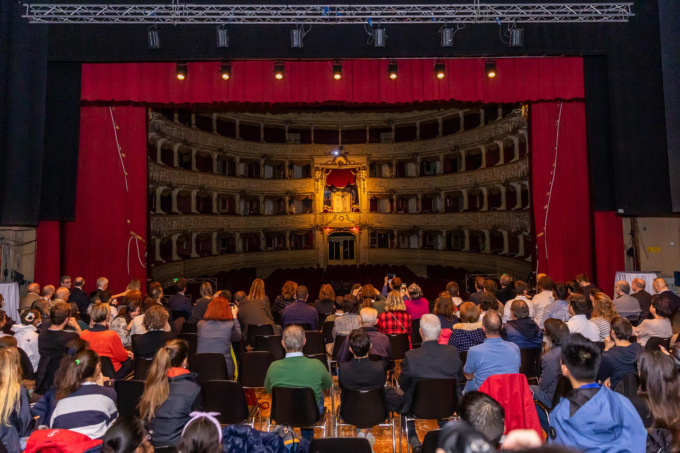 Il Palco Reale del Teatro Sociale di Como restaurato dai ragazzi della Oliver Twist e Contrada degli Artigiani