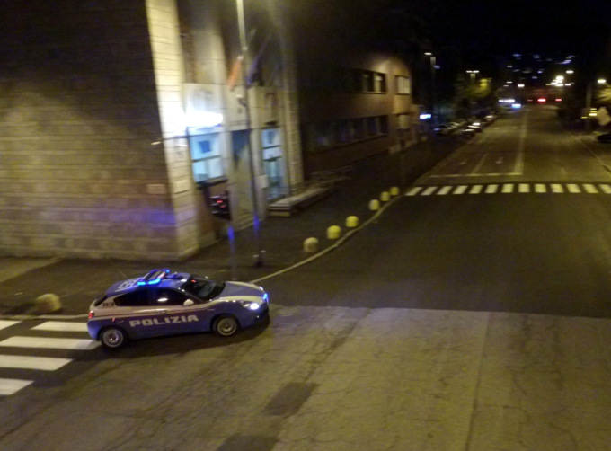 Spara a salve davanti al comando della Polizia Locale di Cantù, denunciato minorenne