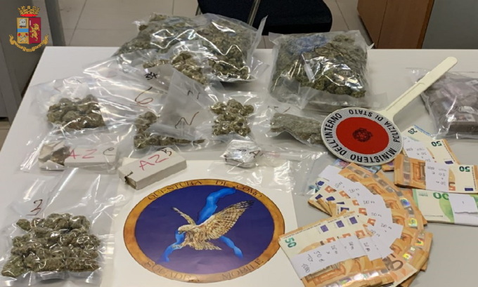 Spacciatore arrestato in flagrante: in casa aveva 2.5 kg di droga e 14mila euro in contanti