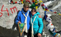 Il gruppo alpino di Lezzeno al campo base dell'Everest grazie a due comaschi