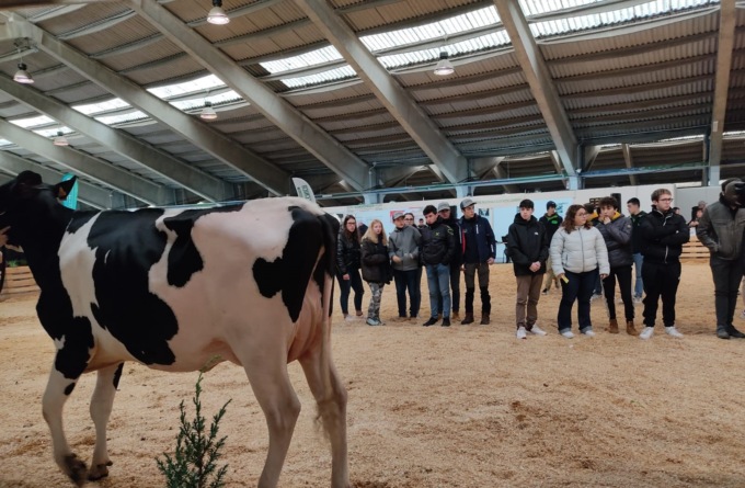 Gli studenti dell’Istituto San Vincenzo di Albese con Cassano alla fiera agricola di Codogno