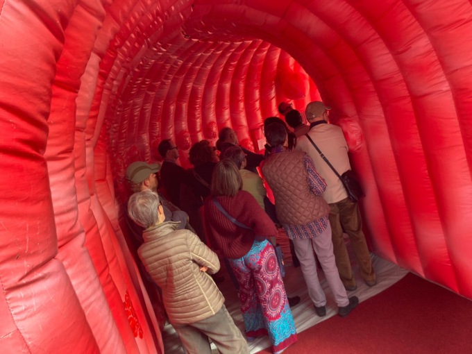 Più di mille persone per visitare il colon gonfiabile gigante in piazza Verdi