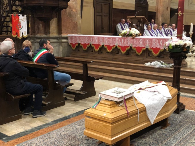 Addio a don Lorenzo Calori: chiesa gremita e una quarantina di sacerdoti al funerale