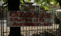 Striscione animalista fuori dalla sede di Atc a Rovellasca: "Giù le mani dai cinghiali!"