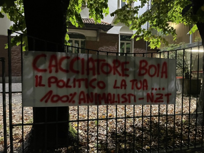 Striscione animalista fuori dalla sede di Atc a Rovellasca: “Giù le mani dai cinghiali!”