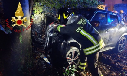 Auto finisce contro un albero: due feriti