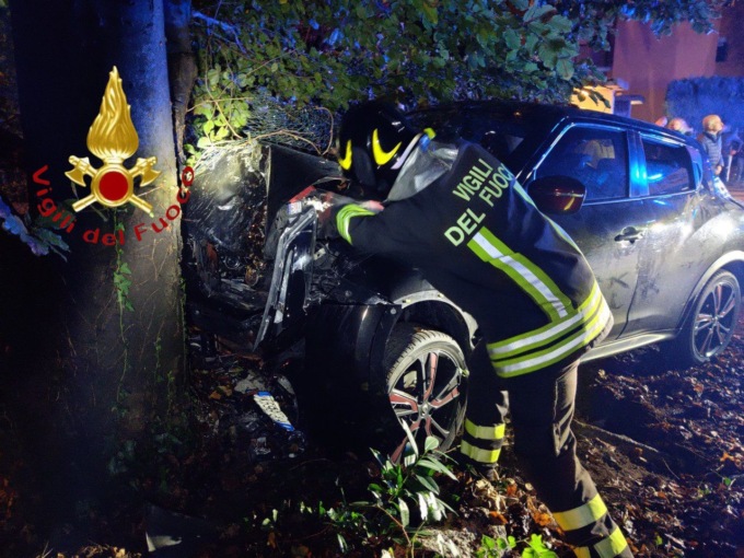 Auto finisce contro un albero: due feriti