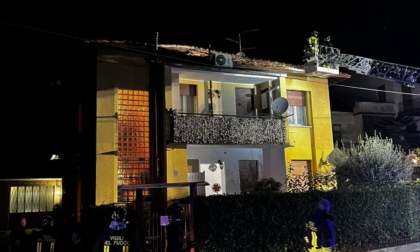 Scoppia una stufa: tetto in fiamme a Cantù
