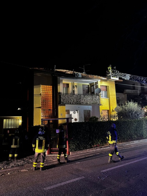 Scoppia una stufa: tetto in fiamme a Cantù