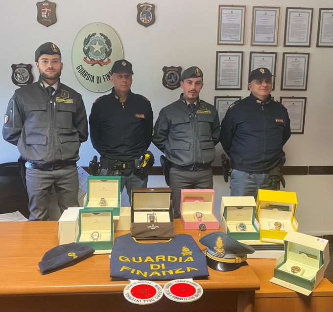 Contrabbando al confine, 8 orologi da 350mila euro: due denunce