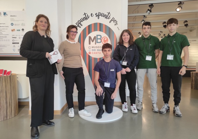 Il Festival del Legno entra nel vivo: flash mob in piazza, cavalli a dondolo in vetrina e laboratori in Corte San Rocco