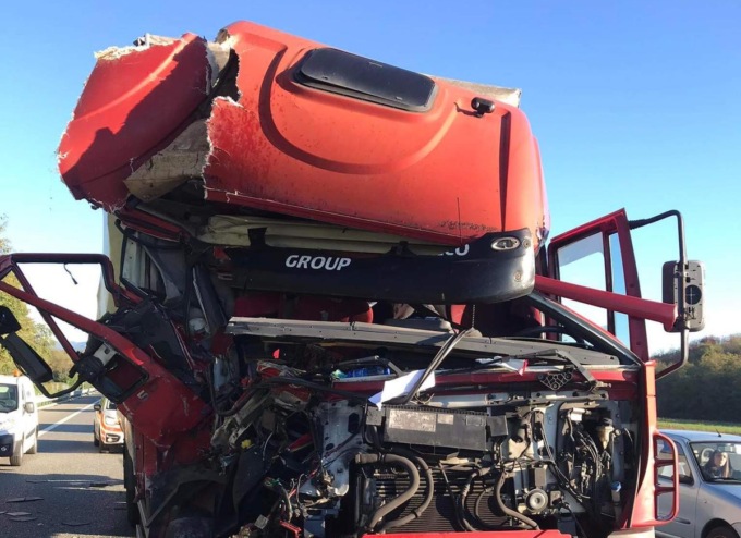 Incidente tra due mezzi pesanti sulla A9: camion distrutto, ma conducente illeso