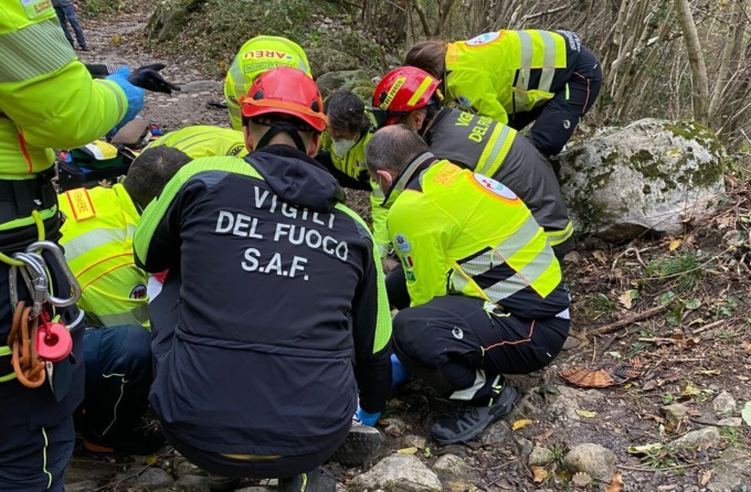 Uomo ritrovato agonizzate e semicarbonizzato a Lecco: gravissime le sue condizioni