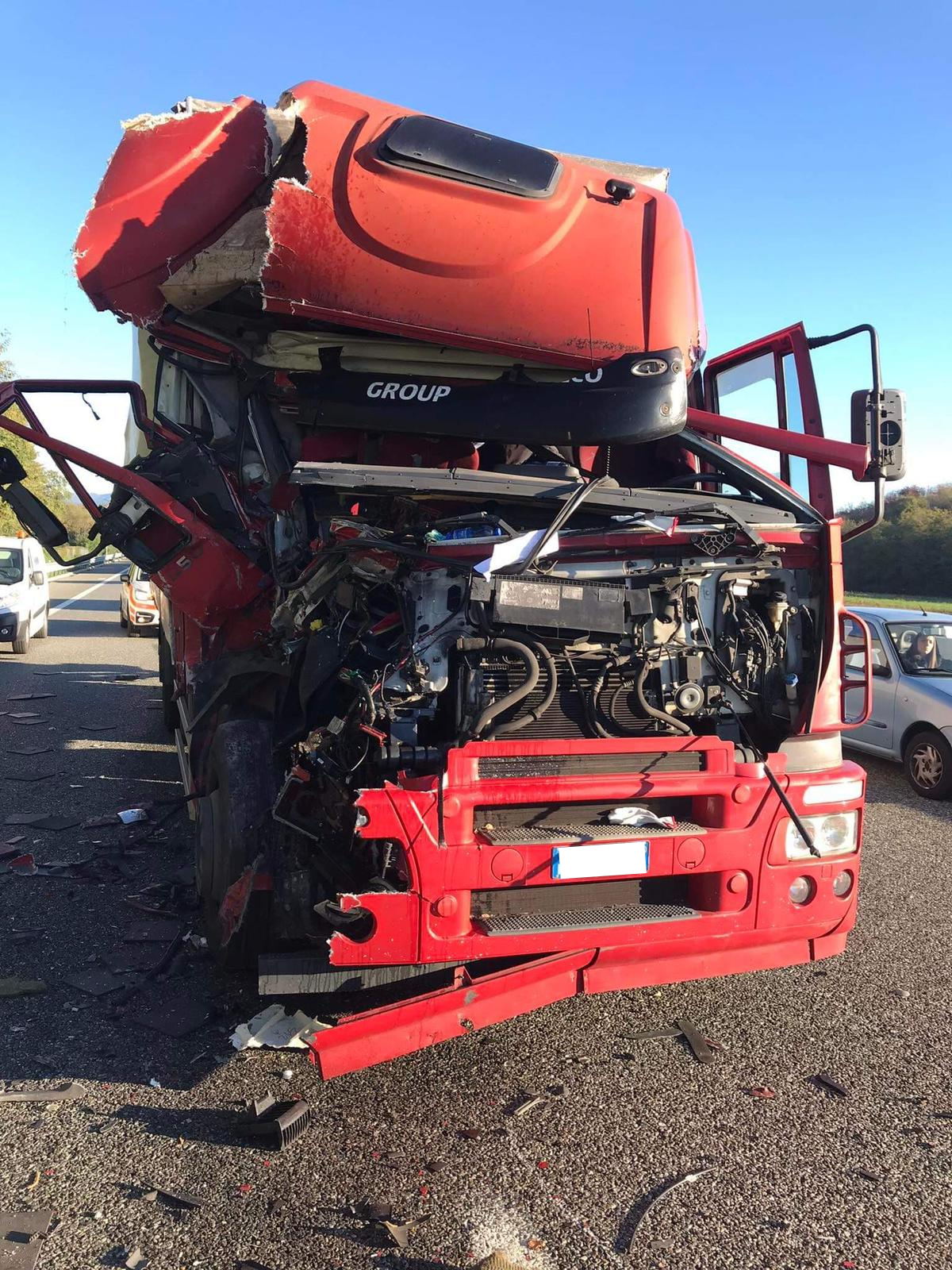 Incidente tra due mezzi pesanti