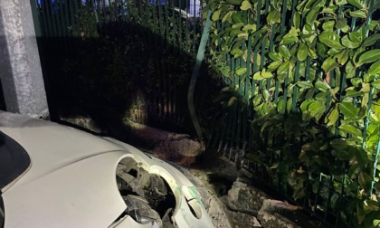 Lurate, finisce con l'auto contro una recinzione: grave 30enne