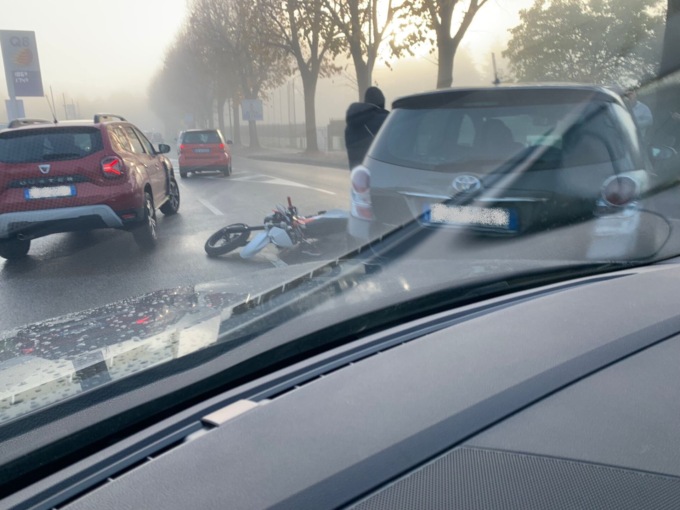 Incidente a Cantù: 16enne in moto finisce sull’asfalto