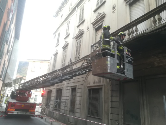 Cadono calcinacci in via Fontana a Como: strada chiusa