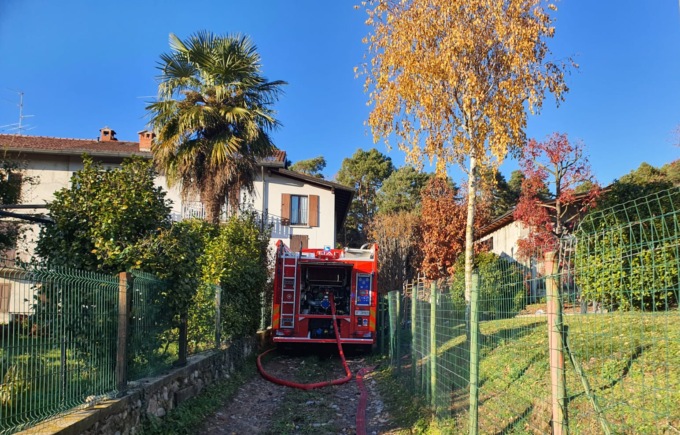 Incendio a Cantù: in fiamme il tetto di una abitazione