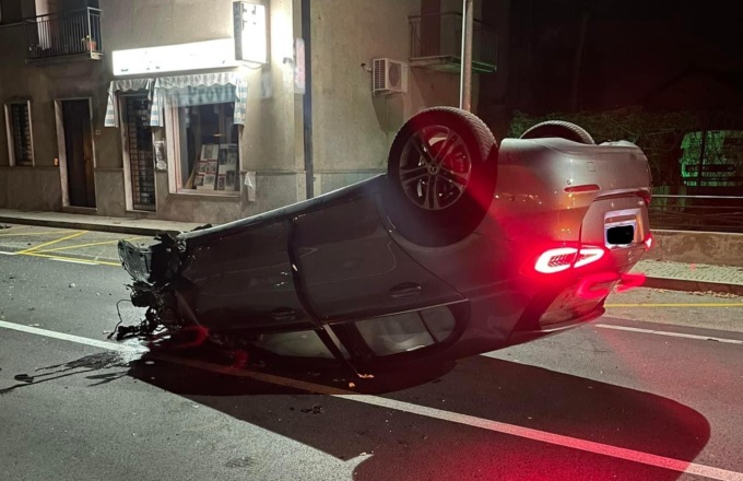 Cassina, due giovani finiscono con l’auto cappottata SIRENE DI NOTTE