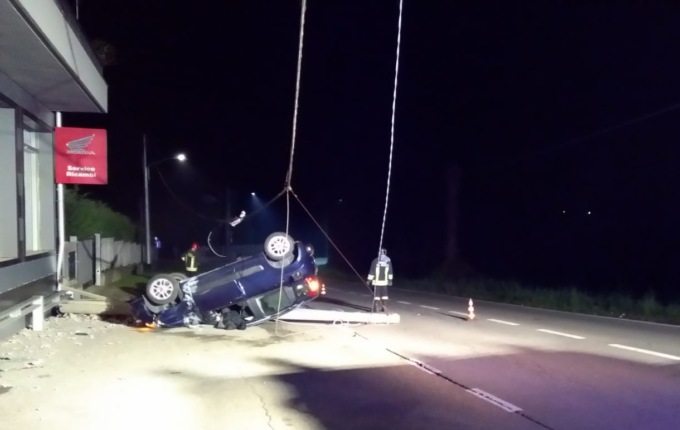 Olgiate, si ribalta con l’auto e trancia il palo della luce: ferito 19enne