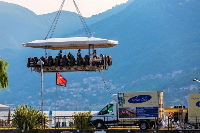 Dinner in the sky a Bellagio, il Tribunale ordina il dissequestro del ristorante a 50 metri d’altezza