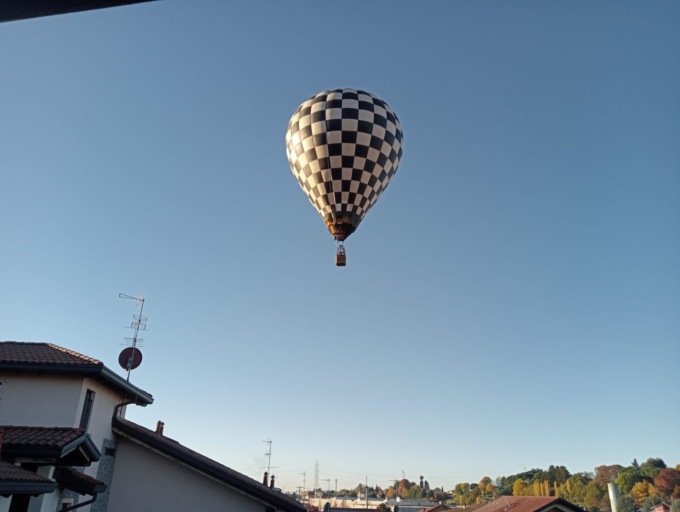 Mongolfiera sui tetti di Arosio