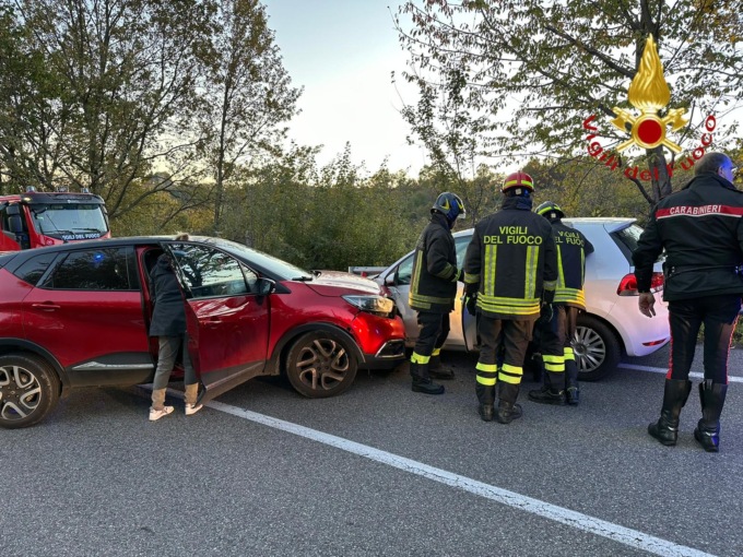 Incidente stradale, sul posto i Vigili del fuoco