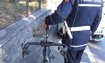 Investe un ciclista e scappa senza prestare soccorso: la Polizia locale la rintraccia grazie allo specchietto rotto