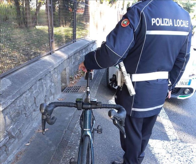 Investe un ciclista e scappa senza prestare soccorso: la Polizia locale la rintraccia grazie allo specchietto rotto