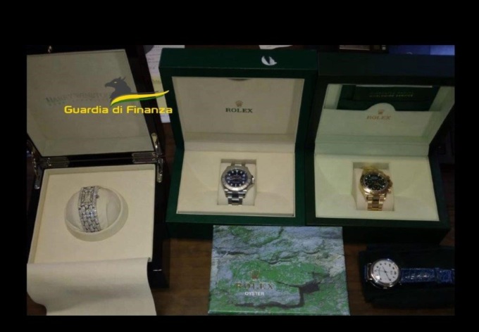 Orologi, gioielli, banconote: sequestri delle Fiamme Gialle ai valichi con la Svizzera