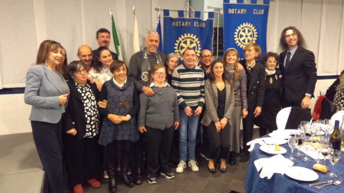 Teo Teocoli ospite del Rotary Club di Appiano: grande serata benefica per L’Ancora