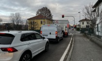 Lunghe code a Lurate per il semaforo in Varesina: "Abbiamo ritarato i tempi"