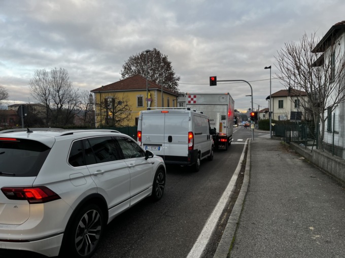 Lunghe code a Lurate per il semaforo in Varesina: “Abbiamo ritarato i tempi”